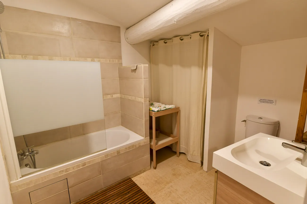 piscine-chambres-mas-du-grialou-location-maison-famille-nombreuse-domaine-vaucluse-carpentras-mont-ventoux-dentelles-provence-82